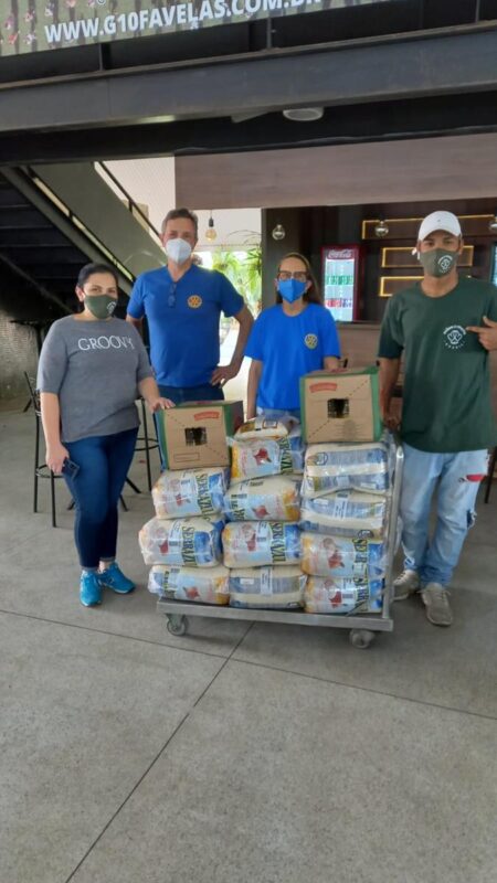 Rotary Morumbi doa 325 Kg de arroz e 41 L de óleo de cozinha para ONG Mãos de Maria